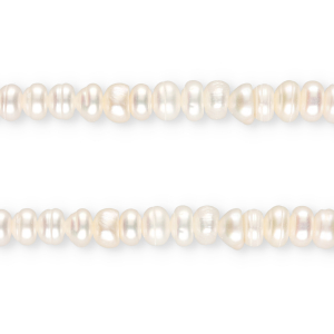 TQ Freshwater pearls flat round 4x5mm Natural White