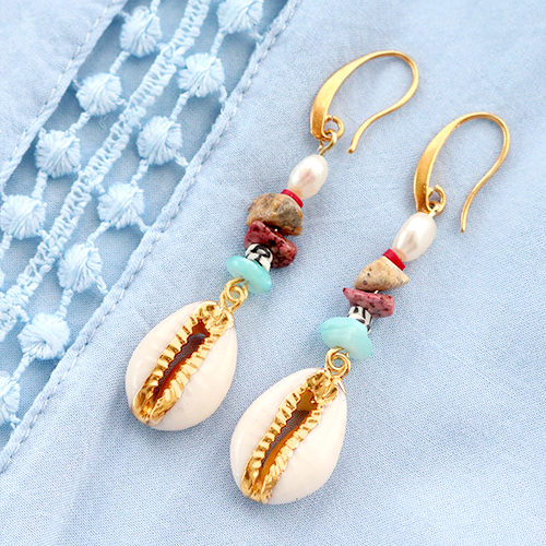 Get ready for the beach! Jewellery making with our new trendy cowrie shell beads