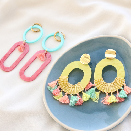 Get inspired: summery earrings with resin pendants