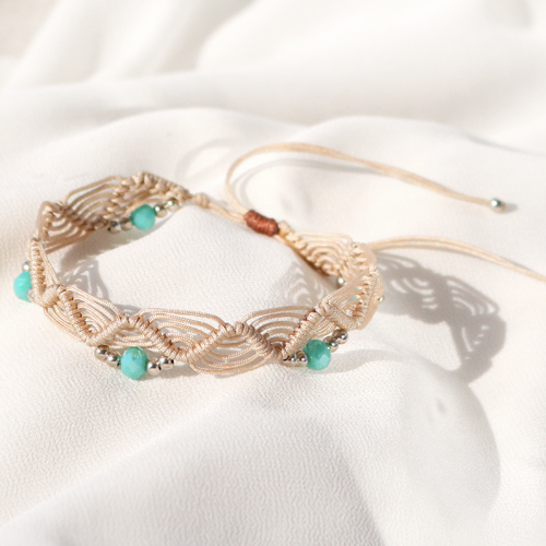 Use the new collection top faceted beads to create playful, cool jewellery! 