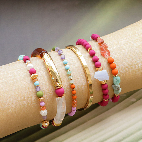 Design various pieces of jewellery with acrylic beads
