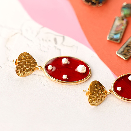 Mix & match with statement pendants: create something unique