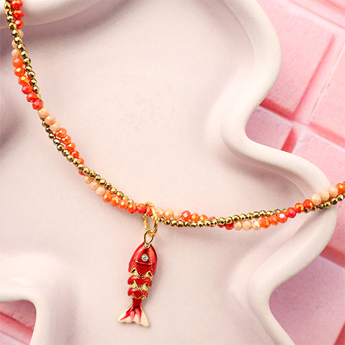 Mix & match with a necklace with faceted beads and heart earrings