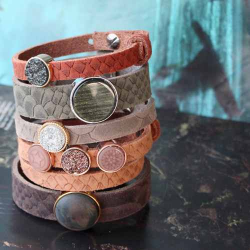 These DQ leather Cuoio bracelets have a beautiful reptile print! Mix them with trendy cabochons
