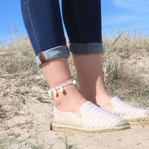 Complete your beach look with homemade jewellery made of bright coloured marvelous shell beads!