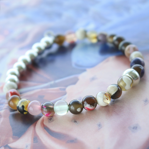 Make ultimate eyecatchers with semi-precious agate beads and hematite beads with metal coating