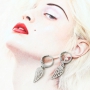 Summer proof: sunglasses cords with golden details and minimalist earrings
