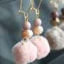 Create a &ldquo;wow&rdquo; effect with these sparkling earrings with faceted beads, pompoms and golden DQ metal findings.