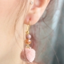 Create a &ldquo;wow&rdquo; effect with these sparkling earrings with faceted beads, pompoms and golden DQ metal findings.